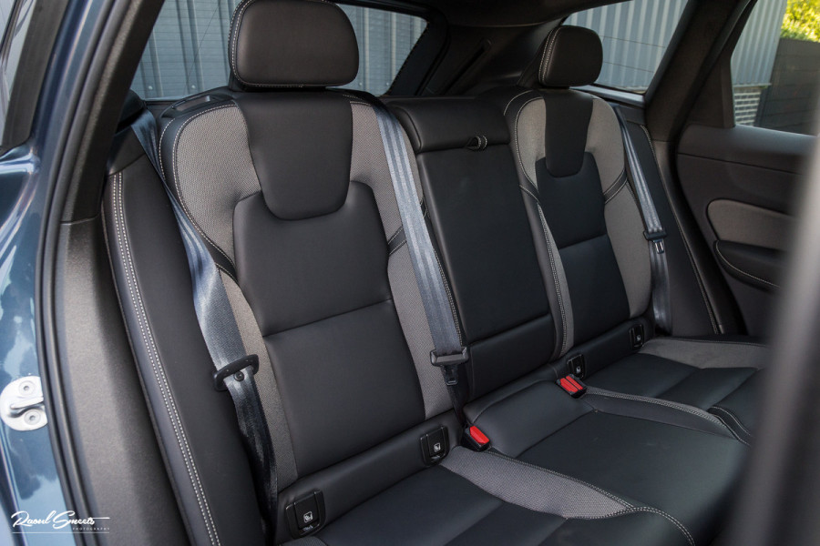 Volvo XC60 2.0 T6 Plug-in hybrid AWD Plus Dark | Panorama dak | Adaptieve cruise | Blis | Memory | Harman Kardon |