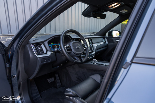 Volvo XC60 2.0 T6 Plug-in hybrid AWD Plus Dark | Panorama dak | Adaptieve cruise | Blis | Memory | Harman Kardon |