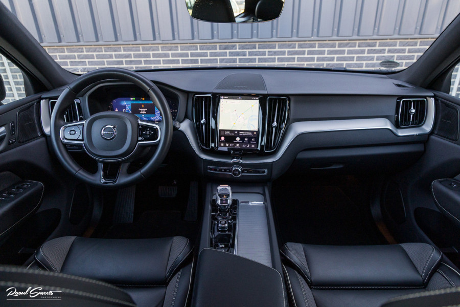 Volvo XC60 2.0 T6 Plug-in hybrid AWD Plus Dark | Panorama dak | Adaptieve cruise | Blis | Memory | Harman Kardon |