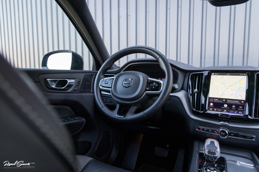 Volvo XC60 2.0 T6 Plug-in hybrid AWD Plus Dark | Panorama dak | Adaptieve cruise | Blis | Memory | Harman Kardon |