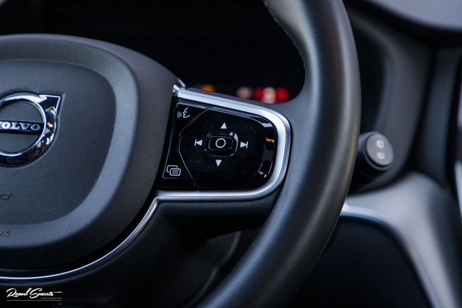 Volvo XC60 2.0 T6 Plug-in hybrid AWD Plus Dark | Panorama dak | Adaptieve cruise | Blis | Memory | Harman Kardon |