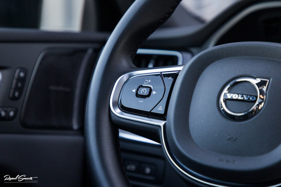 Volvo XC60 2.0 T6 Plug-in hybrid AWD Plus Dark | Panorama dak | Adaptieve cruise | Blis | Memory | Harman Kardon |