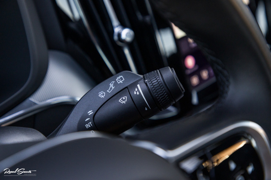 Volvo XC60 2.0 T6 Plug-in hybrid AWD Plus Dark | Panorama dak | Adaptieve cruise | Blis | Memory | Harman Kardon |