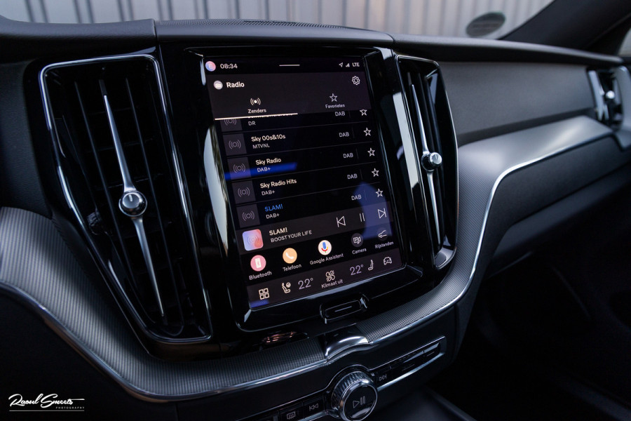 Volvo XC60 2.0 T6 Plug-in hybrid AWD Plus Dark | Panorama dak | Adaptieve cruise | Blis | Memory | Harman Kardon |