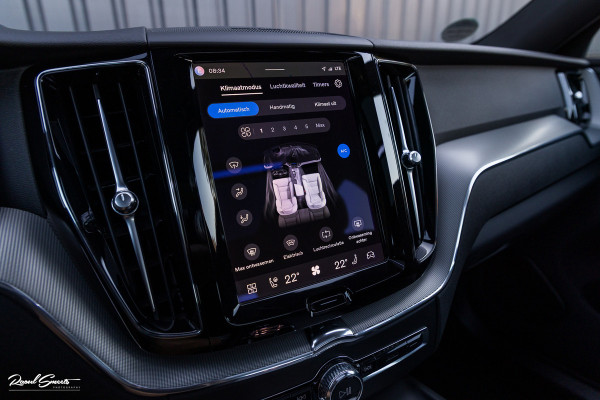 Volvo XC60 2.0 T6 Plug-in hybrid AWD Plus Dark | Panorama dak | Adaptieve cruise | Blis | Memory | Harman Kardon |