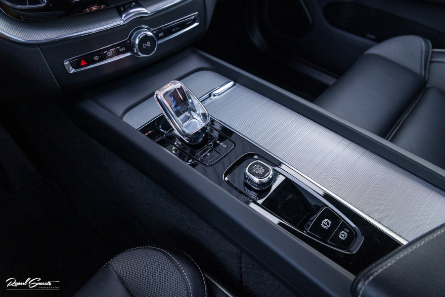 Volvo XC60 2.0 T6 Plug-in hybrid AWD Plus Dark | Panorama dak | Adaptieve cruise | Blis | Memory | Harman Kardon |