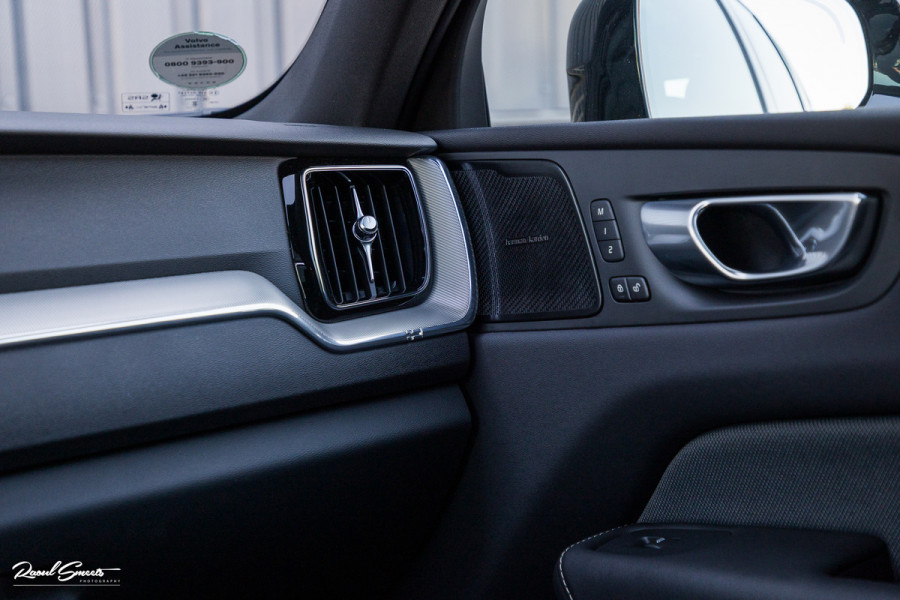 Volvo XC60 2.0 T6 Plug-in hybrid AWD Plus Dark | Panorama dak | Adaptieve cruise | Blis | Memory | Harman Kardon |