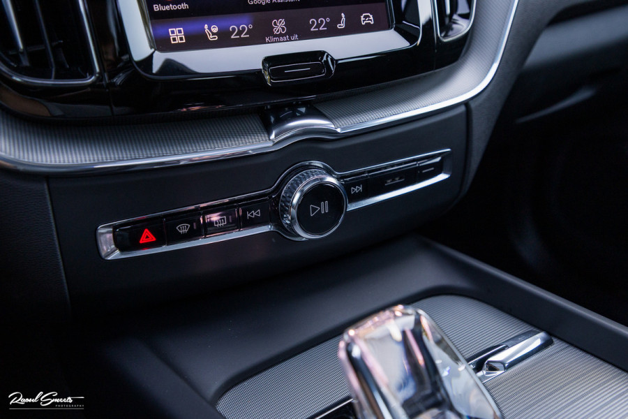 Volvo XC60 2.0 T6 Plug-in hybrid AWD Plus Dark | Panorama dak | Adaptieve cruise | Blis | Memory | Harman Kardon |
