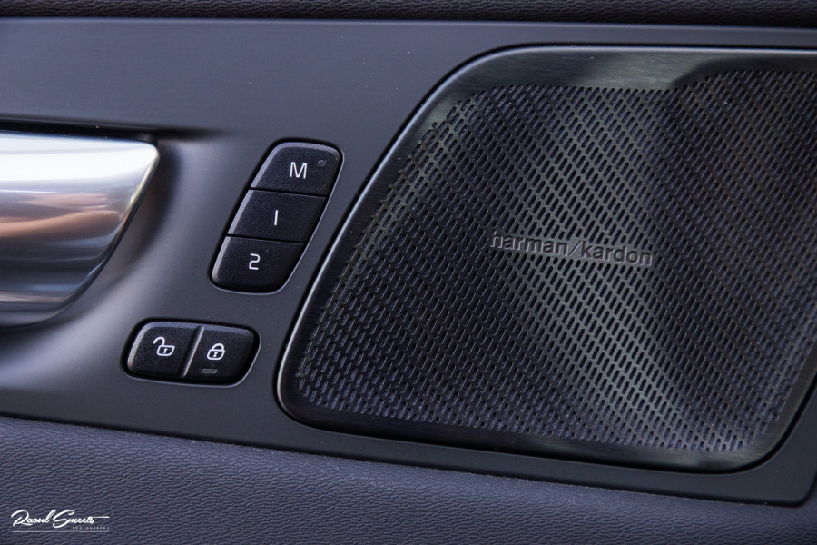 Volvo XC60 2.0 T6 Plug-in hybrid AWD Plus Dark | Panorama dak | Adaptieve cruise | Blis | Memory | Harman Kardon |