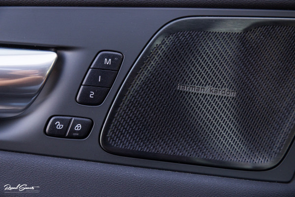 Volvo XC60 2.0 T6 Plug-in hybrid AWD Plus Dark | Panorama dak | Adaptieve cruise | Blis | Memory | Harman Kardon |