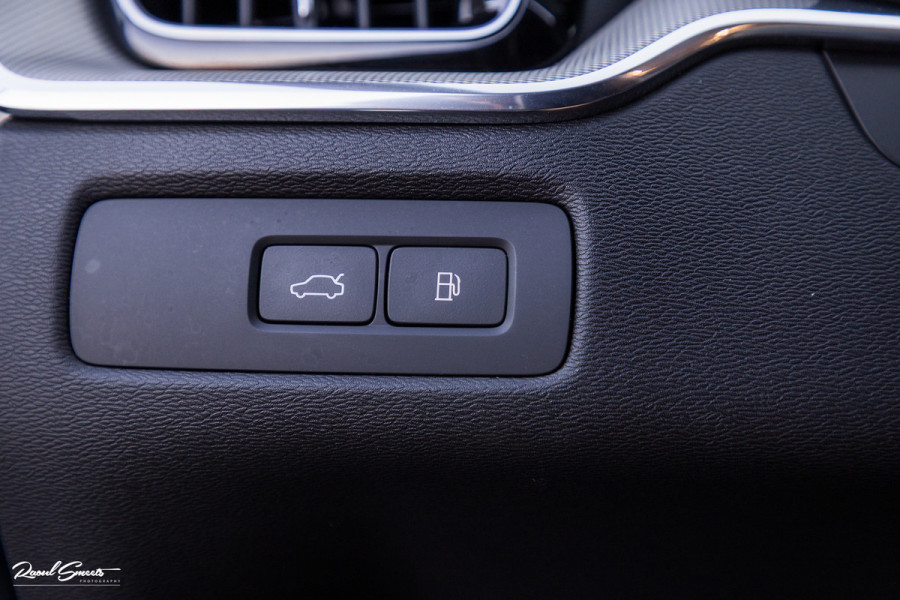 Volvo XC60 2.0 T6 Plug-in hybrid AWD Plus Dark | Panorama dak | Adaptieve cruise | Blis | Memory | Harman Kardon |