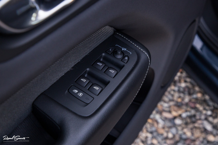 Volvo XC60 2.0 T6 Plug-in hybrid AWD Plus Dark | Panorama dak | Adaptieve cruise | Blis | Memory | Harman Kardon |
