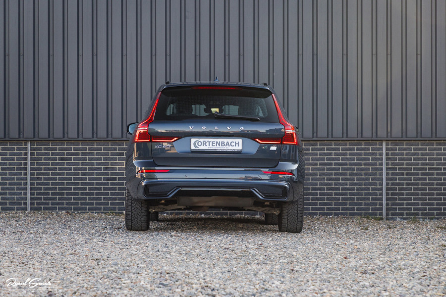 Volvo XC60 2.0 T6 Plug-in hybrid AWD Plus Dark | Panorama dak | Adaptieve cruise | Blis | Memory | Harman Kardon |