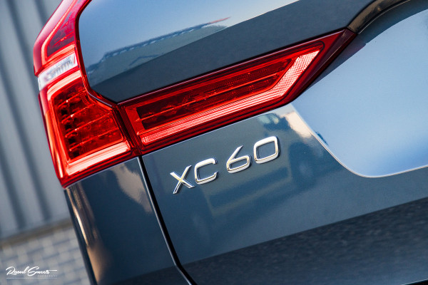 Volvo XC60 2.0 T6 Plug-in hybrid AWD Plus Dark | Panorama dak | Adaptieve cruise | Blis | Memory | Harman Kardon |