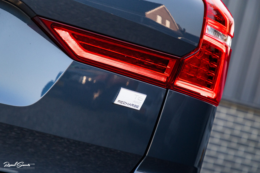 Volvo XC60 2.0 T6 Plug-in hybrid AWD Plus Dark | Panorama dak | Adaptieve cruise | Blis | Memory | Harman Kardon |