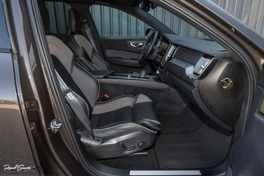 Volvo XC60 2.0 T8 Plug-in hybrid AWD R-Design | Luchtvering | Zwenkbare trekhaak | Panorama dak | Memory | Harman Kardon |