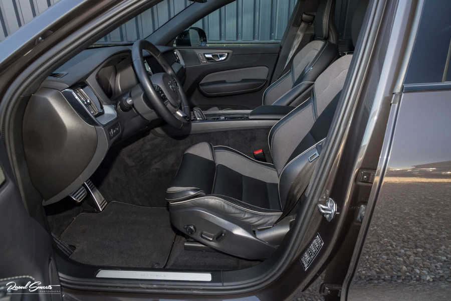 Volvo XC60 2.0 T8 Plug-in hybrid AWD R-Design | Luchtvering | Zwenkbare trekhaak | Panorama dak | Memory | Harman Kardon |