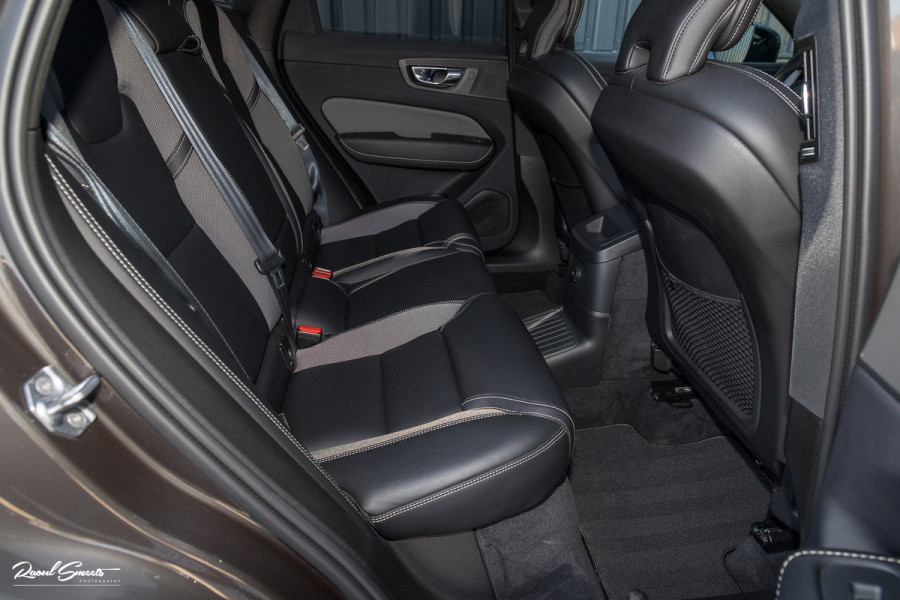 Volvo XC60 2.0 T8 Plug-in hybrid AWD R-Design | Luchtvering | Zwenkbare trekhaak | Panorama dak | Memory | Harman Kardon |