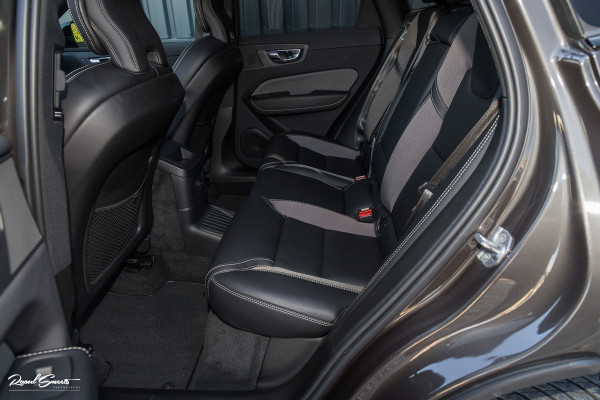 Volvo XC60 2.0 T8 Plug-in hybrid AWD R-Design | Luchtvering | Zwenkbare trekhaak | Panorama dak | Memory | Harman Kardon |