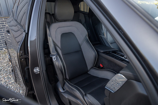 Volvo XC60 2.0 T8 Plug-in hybrid AWD R-Design | Luchtvering | Zwenkbare trekhaak | Panorama dak | Memory | Harman Kardon |
