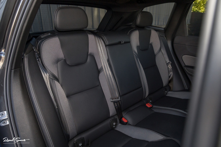 Volvo XC60 2.0 T8 Plug-in hybrid AWD R-Design | Luchtvering | Zwenkbare trekhaak | Panorama dak | Memory | Harman Kardon |