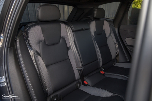 Volvo XC60 2.0 T8 Plug-in hybrid AWD R-Design | Luchtvering | Zwenkbare trekhaak | Panorama dak | Memory | Harman Kardon |