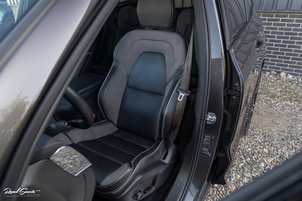 Volvo XC60 2.0 T8 Plug-in hybrid AWD R-Design | Luchtvering | Zwenkbare trekhaak | Panorama dak | Memory | Harman Kardon |