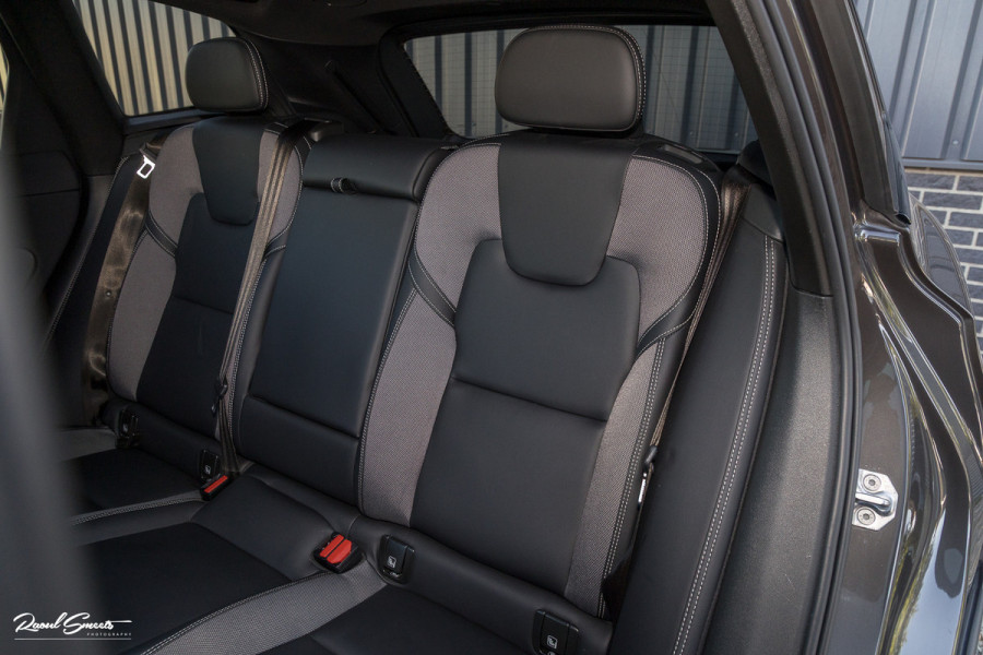 Volvo XC60 2.0 T8 Plug-in hybrid AWD R-Design | Luchtvering | Zwenkbare trekhaak | Panorama dak | Memory | Harman Kardon |