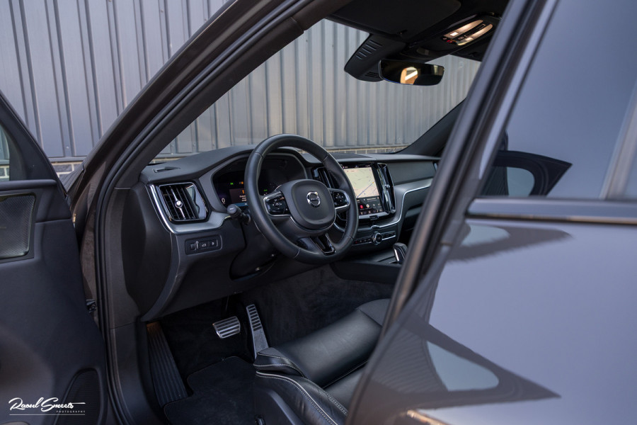 Volvo XC60 2.0 T8 Plug-in hybrid AWD R-Design | Luchtvering | Zwenkbare trekhaak | Panorama dak | Memory | Harman Kardon |