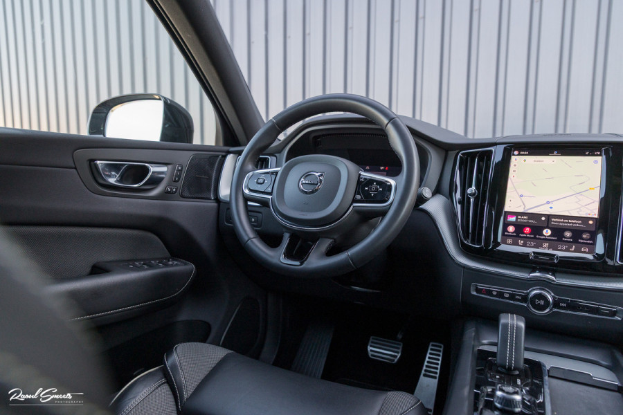 Volvo XC60 2.0 T8 Plug-in hybrid AWD R-Design | Luchtvering | Zwenkbare trekhaak | Panorama dak | Memory | Harman Kardon |
