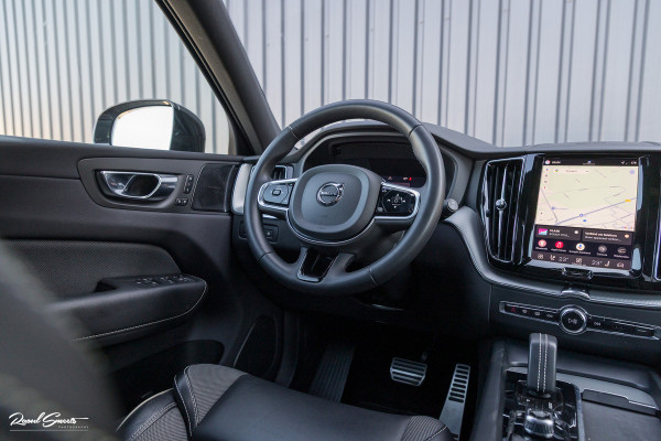 Volvo XC60 2.0 T8 Plug-in hybrid AWD R-Design | Luchtvering | Zwenkbare trekhaak | Panorama dak | Memory | Harman Kardon |