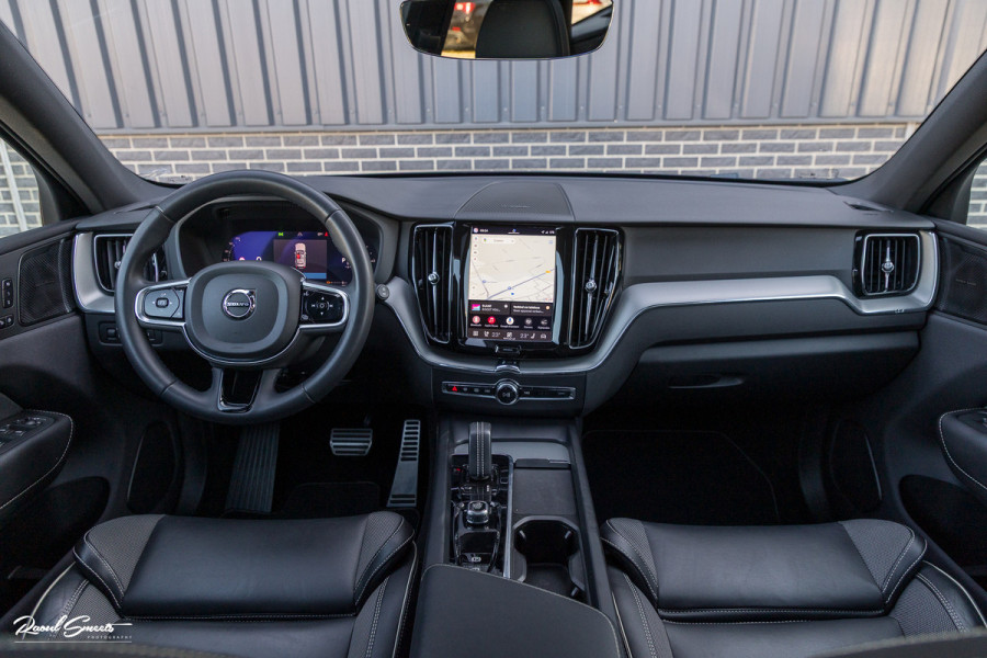 Volvo XC60 2.0 T8 Plug-in hybrid AWD R-Design | Luchtvering | Zwenkbare trekhaak | Panorama dak | Memory | Harman Kardon |