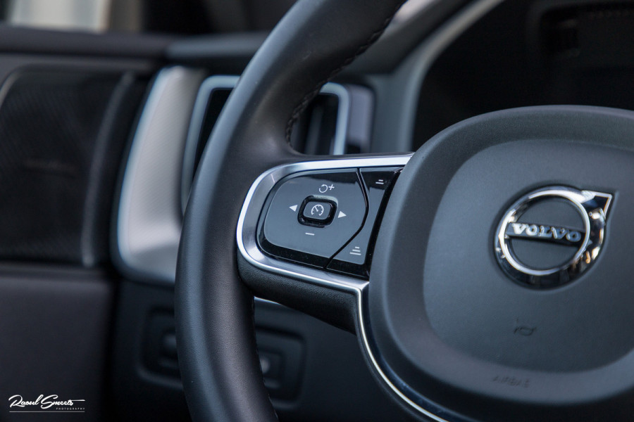 Volvo XC60 2.0 T8 Plug-in hybrid AWD R-Design | Luchtvering | Zwenkbare trekhaak | Panorama dak | Memory | Harman Kardon |
