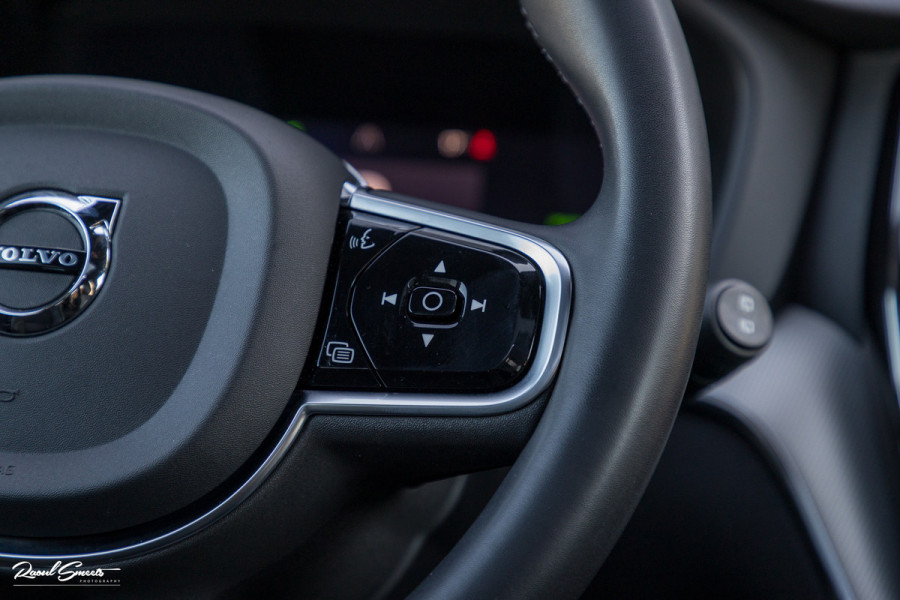 Volvo XC60 2.0 T8 Plug-in hybrid AWD R-Design | Luchtvering | Zwenkbare trekhaak | Panorama dak | Memory | Harman Kardon |