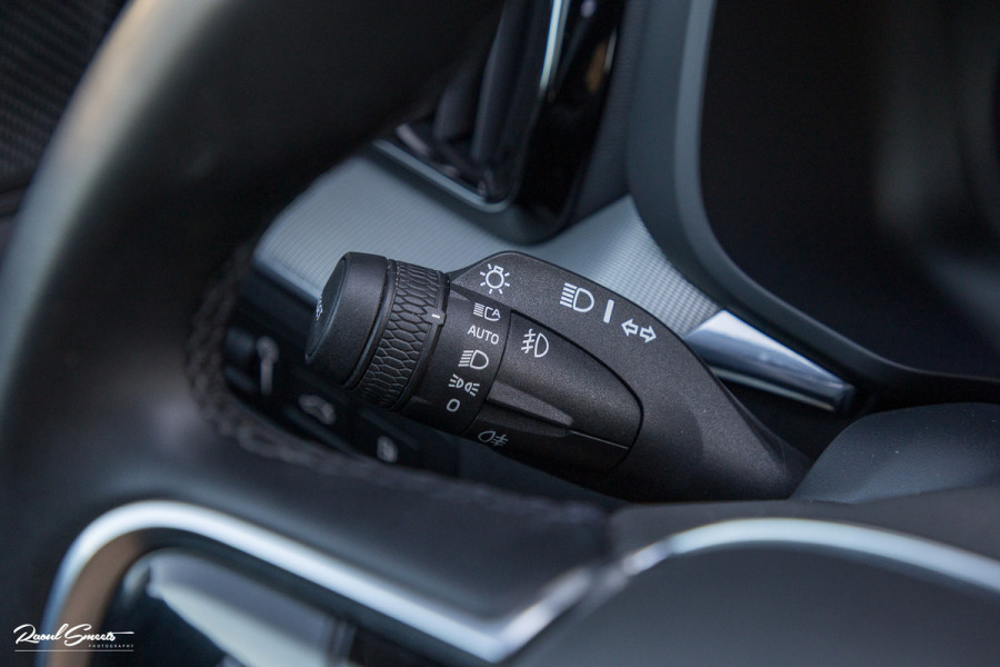 Volvo XC60 2.0 T8 Plug-in hybrid AWD R-Design | Luchtvering | Zwenkbare trekhaak | Panorama dak | Memory | Harman Kardon |