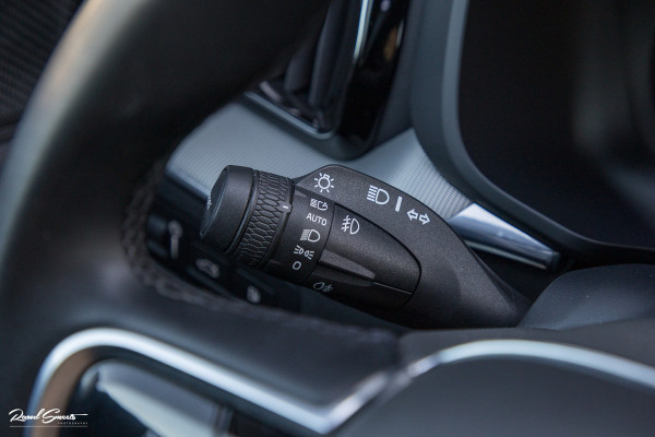 Volvo XC60 2.0 T8 Plug-in hybrid AWD R-Design | Luchtvering | Zwenkbare trekhaak | Panorama dak | Memory | Harman Kardon |