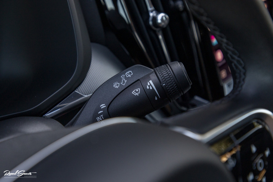 Volvo XC60 2.0 T8 Plug-in hybrid AWD R-Design | Luchtvering | Zwenkbare trekhaak | Panorama dak | Memory | Harman Kardon |