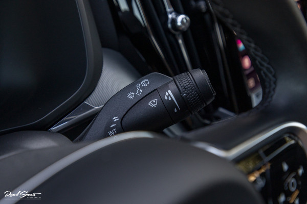 Volvo XC60 2.0 T8 Plug-in hybrid AWD R-Design | Luchtvering | Zwenkbare trekhaak | Panorama dak | Memory | Harman Kardon |