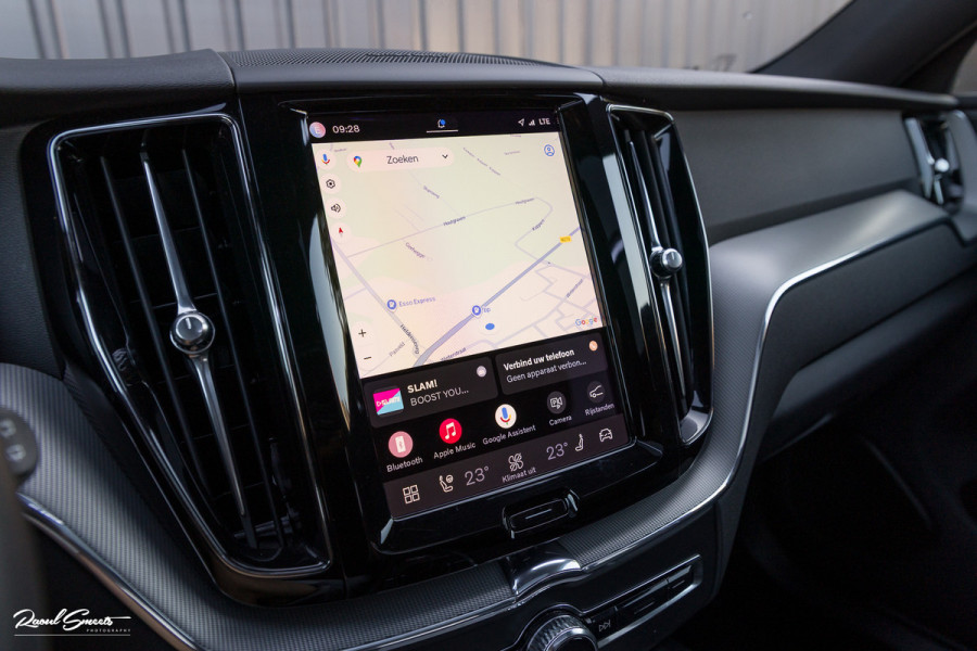 Volvo XC60 2.0 T8 Plug-in hybrid AWD R-Design | Luchtvering | Zwenkbare trekhaak | Panorama dak | Memory | Harman Kardon |