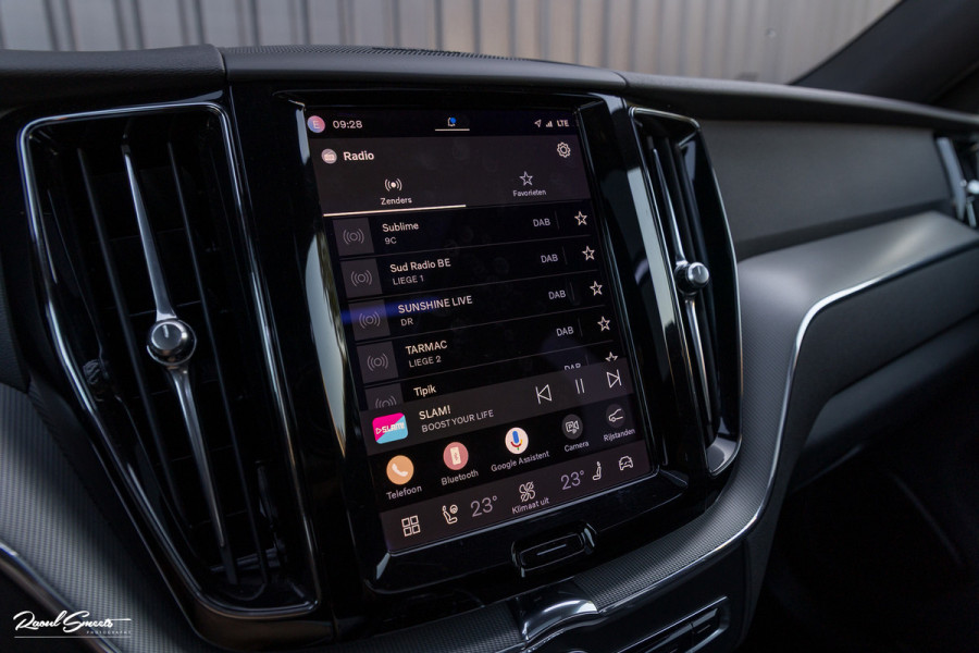 Volvo XC60 2.0 T8 Plug-in hybrid AWD R-Design | Luchtvering | Zwenkbare trekhaak | Panorama dak | Memory | Harman Kardon |