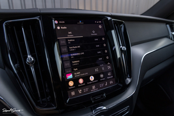 Volvo XC60 2.0 T8 Plug-in hybrid AWD R-Design | Luchtvering | Zwenkbare trekhaak | Panorama dak | Memory | Harman Kardon |