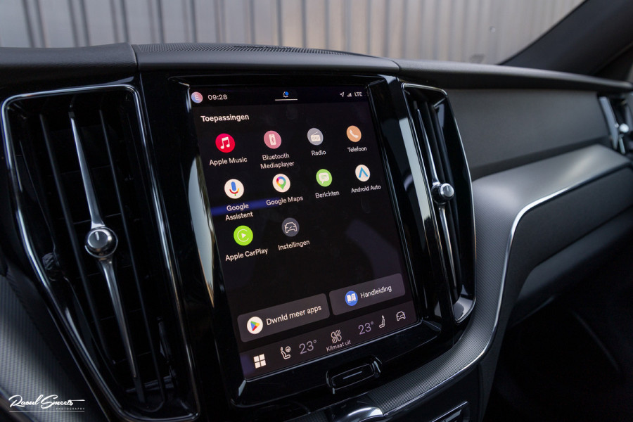Volvo XC60 2.0 T8 Plug-in hybrid AWD R-Design | Luchtvering | Zwenkbare trekhaak | Panorama dak | Memory | Harman Kardon |