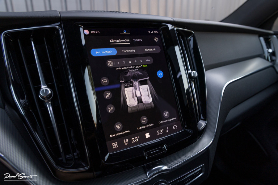 Volvo XC60 2.0 T8 Plug-in hybrid AWD R-Design | Luchtvering | Zwenkbare trekhaak | Panorama dak | Memory | Harman Kardon |