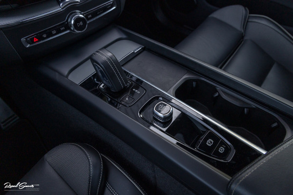 Volvo XC60 2.0 T8 Plug-in hybrid AWD R-Design | Luchtvering | Zwenkbare trekhaak | Panorama dak | Memory | Harman Kardon |