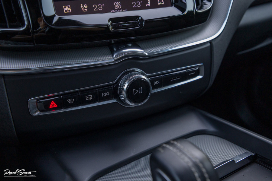 Volvo XC60 2.0 T8 Plug-in hybrid AWD R-Design | Luchtvering | Zwenkbare trekhaak | Panorama dak | Memory | Harman Kardon |