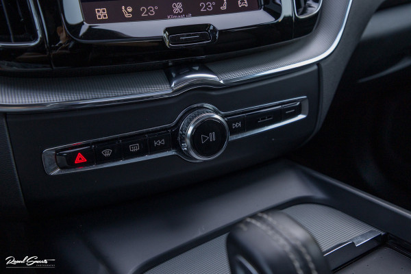 Volvo XC60 2.0 T8 Plug-in hybrid AWD R-Design | Luchtvering | Zwenkbare trekhaak | Panorama dak | Memory | Harman Kardon |