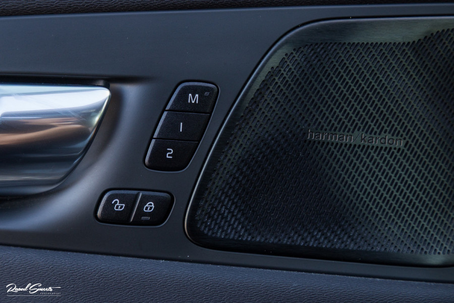 Volvo XC60 2.0 T8 Plug-in hybrid AWD R-Design | Luchtvering | Zwenkbare trekhaak | Panorama dak | Memory | Harman Kardon |