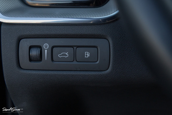 Volvo XC60 2.0 T8 Plug-in hybrid AWD R-Design | Luchtvering | Zwenkbare trekhaak | Panorama dak | Memory | Harman Kardon |