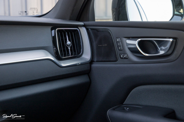 Volvo XC60 2.0 T8 Plug-in hybrid AWD R-Design | Luchtvering | Zwenkbare trekhaak | Panorama dak | Memory | Harman Kardon |