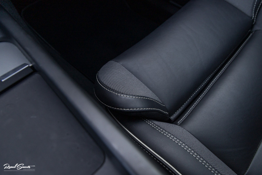 Volvo XC60 2.0 T8 Plug-in hybrid AWD R-Design | Luchtvering | Zwenkbare trekhaak | Panorama dak | Memory | Harman Kardon |